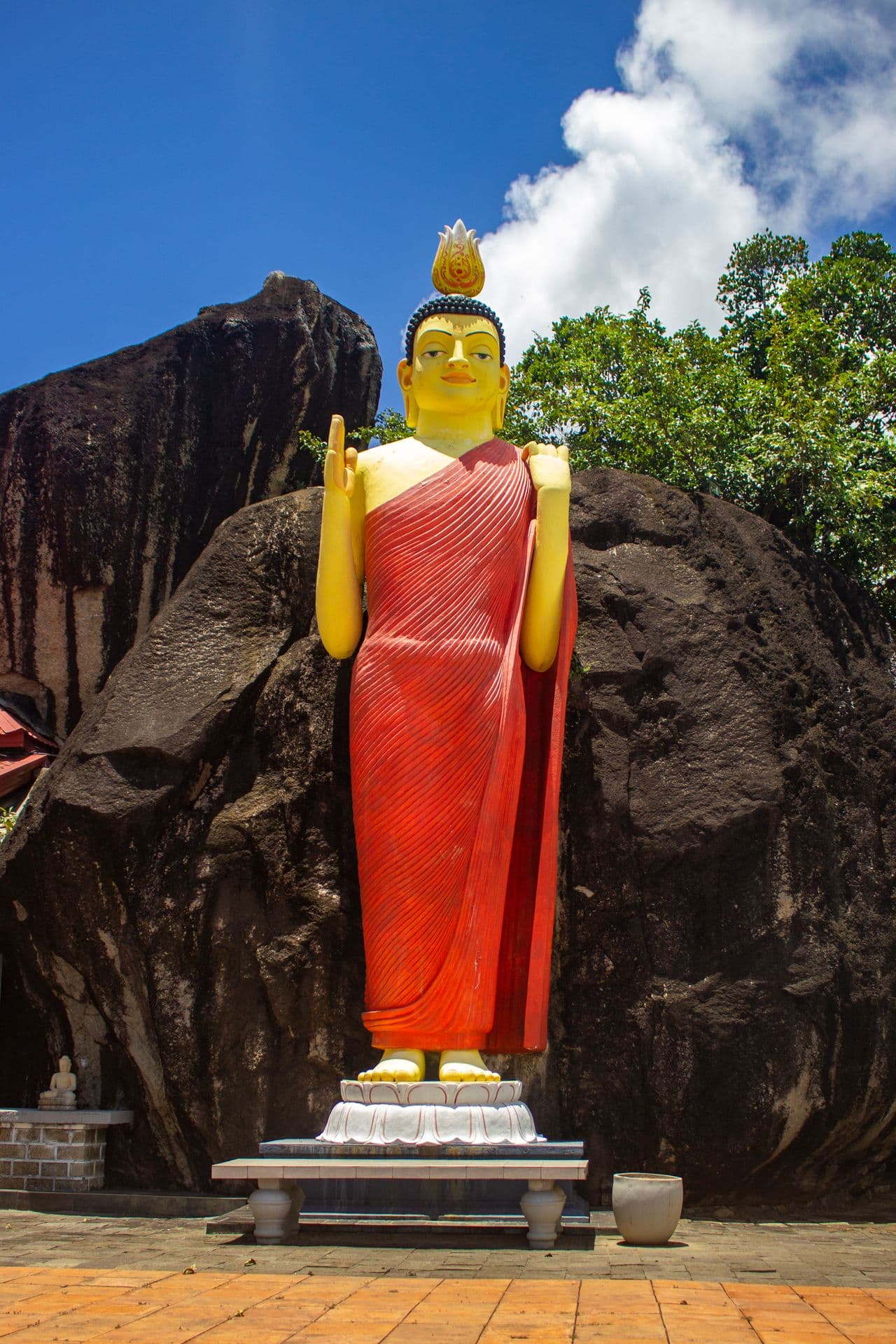 Statua del Buddha di Avukana
